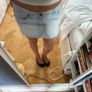 Ljusblå jeanskjol från Denim Co - Säljer en ljusblå lågmidjad jeanskjol från Denim Co. Mått: midja 42 cm längd 32 cm