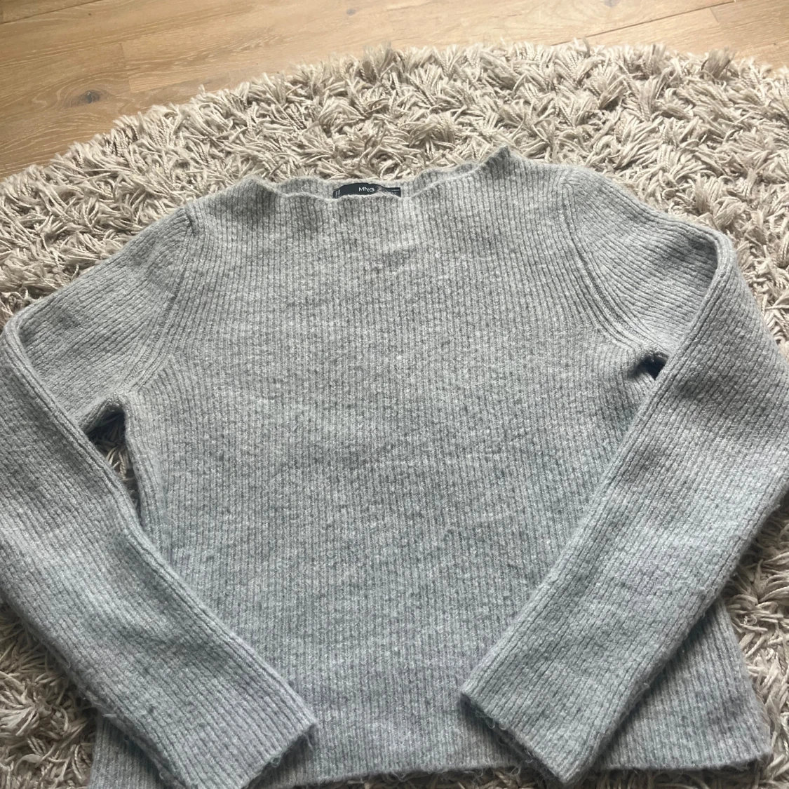 Grå ribbad stickad tröja från MNG - 1