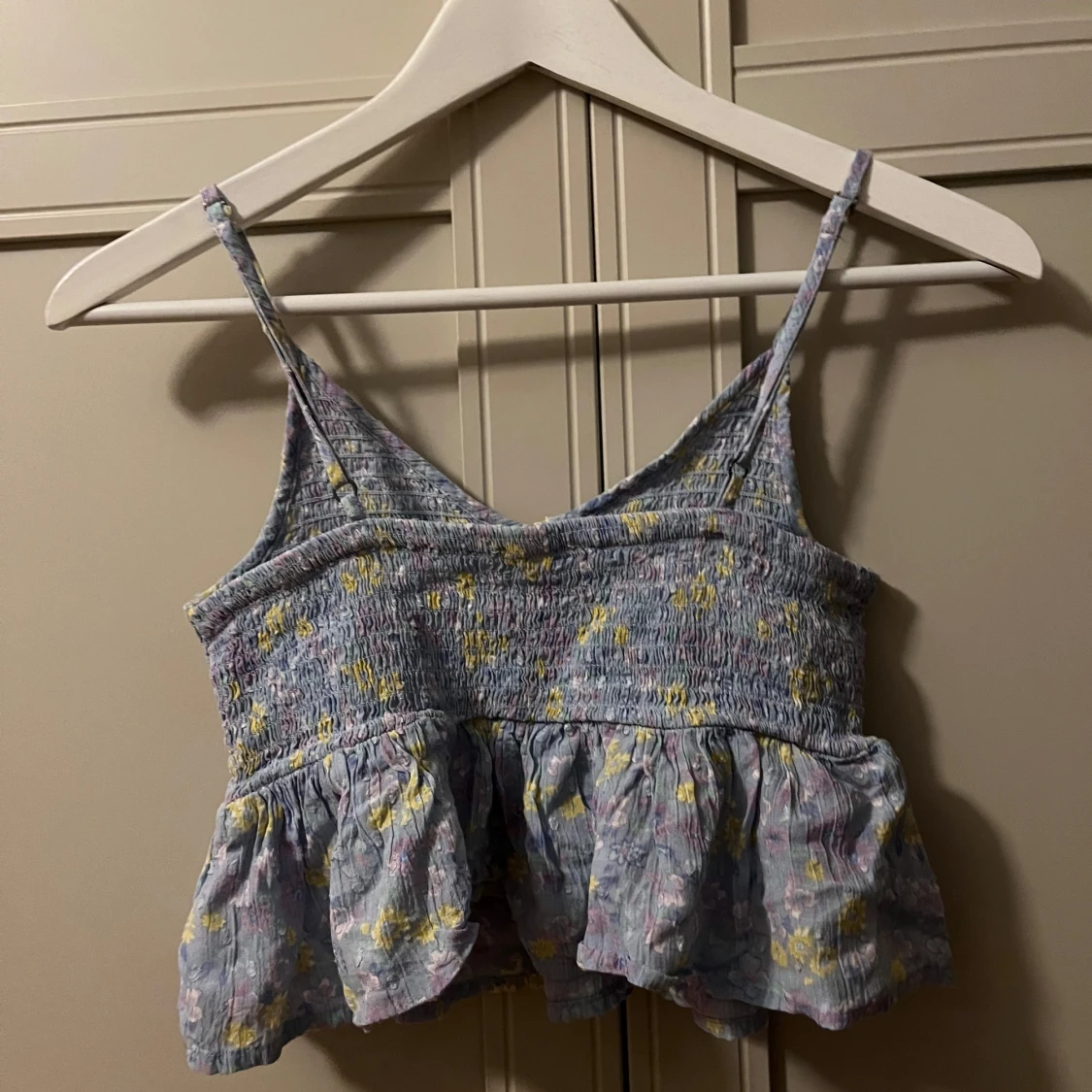 Blommig blå linnetopp med volang - 1