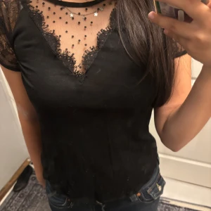 Svart blus med spets  - Supersnygg svart blus med korta ärmar