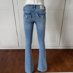 True Religion bootcut jeans  - Midjemått: 70, Innerbenslängd: 84, Grenmått: 22💕 Säljer massvis med fler lågmidjade bootcut jeans och lågmidjade jeansshorts! Så kika in min profil💘