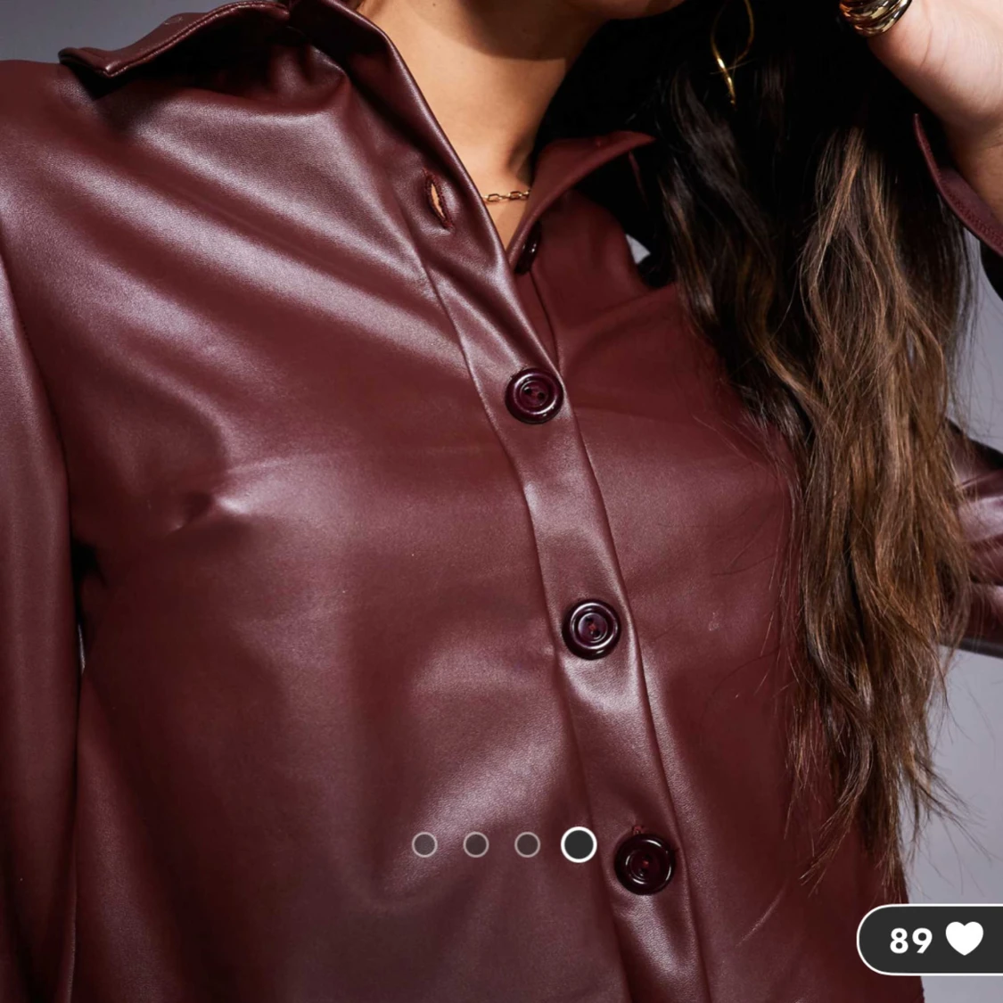 Vinröd skjorta i skinnimitation  - 2
