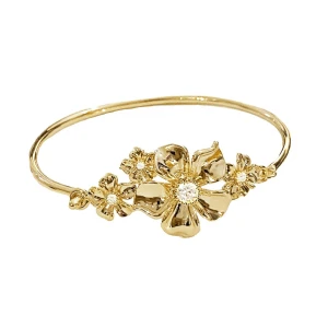 Ioaku armband - Superfint armband i guldton med detaljerade blommor och glittrande stenar i mitten av varje blomma. Blommorna är i olika storlekar och ger en cool och lyxig vibe. Perfekt för dig som vill sticka ut med något unikt och trendigt. Slutsålt nästan överallt, köpt för 599kr och använt 2 gånger därav priset😊🩷