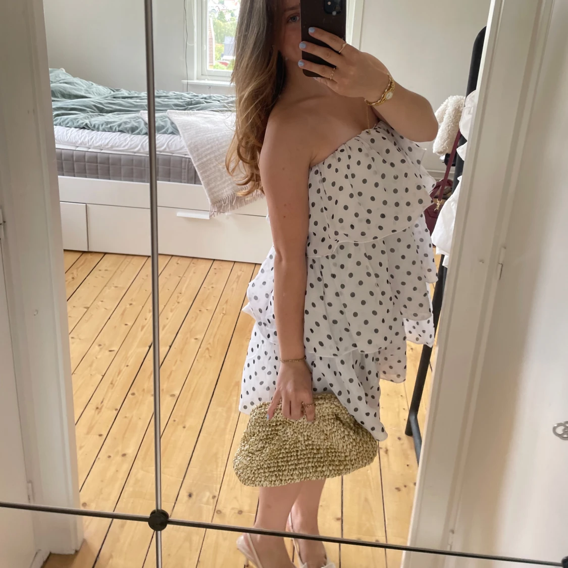 Prickig vit volangklänning axelbandslös - 3