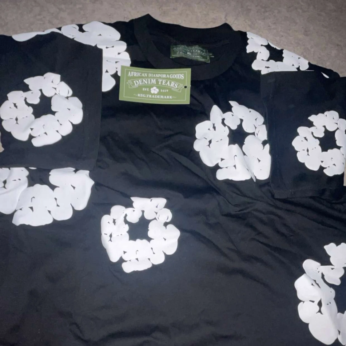 Svart blommig t-shirt från Denim Tears strl S