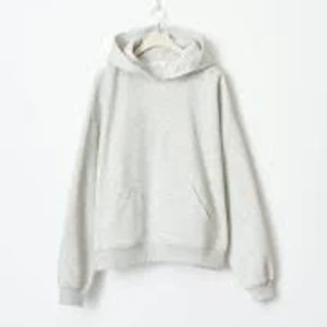 Grå hoodie med huva och ficka - Säljer en enkel och clean grå hoodie med huva och stor magficka. Tröjan har långa ärmar och ribbade muddar vid ärmslut och nederkant. Perfekt för chill dagar eller när du vill ha något bekvämt och stilrent.