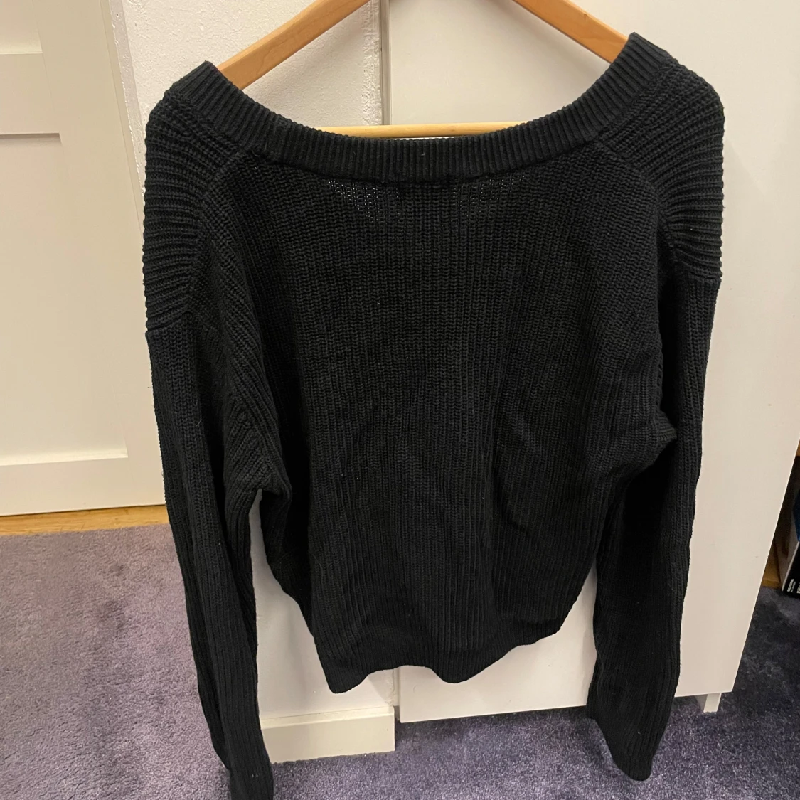 Svart stickad kofta från H&M med guldknappar - 1