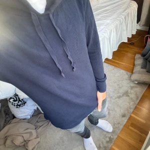 Mörkblå hoodie från Polo Ralph Lauren - Säljer en mörkblå hoodie från Polo Ralph med skön passform💯. Passar någon mellan 170-180 cm 🤩 skick 8/10✨. Hör av dig vid fler funderingar 🙌🏽