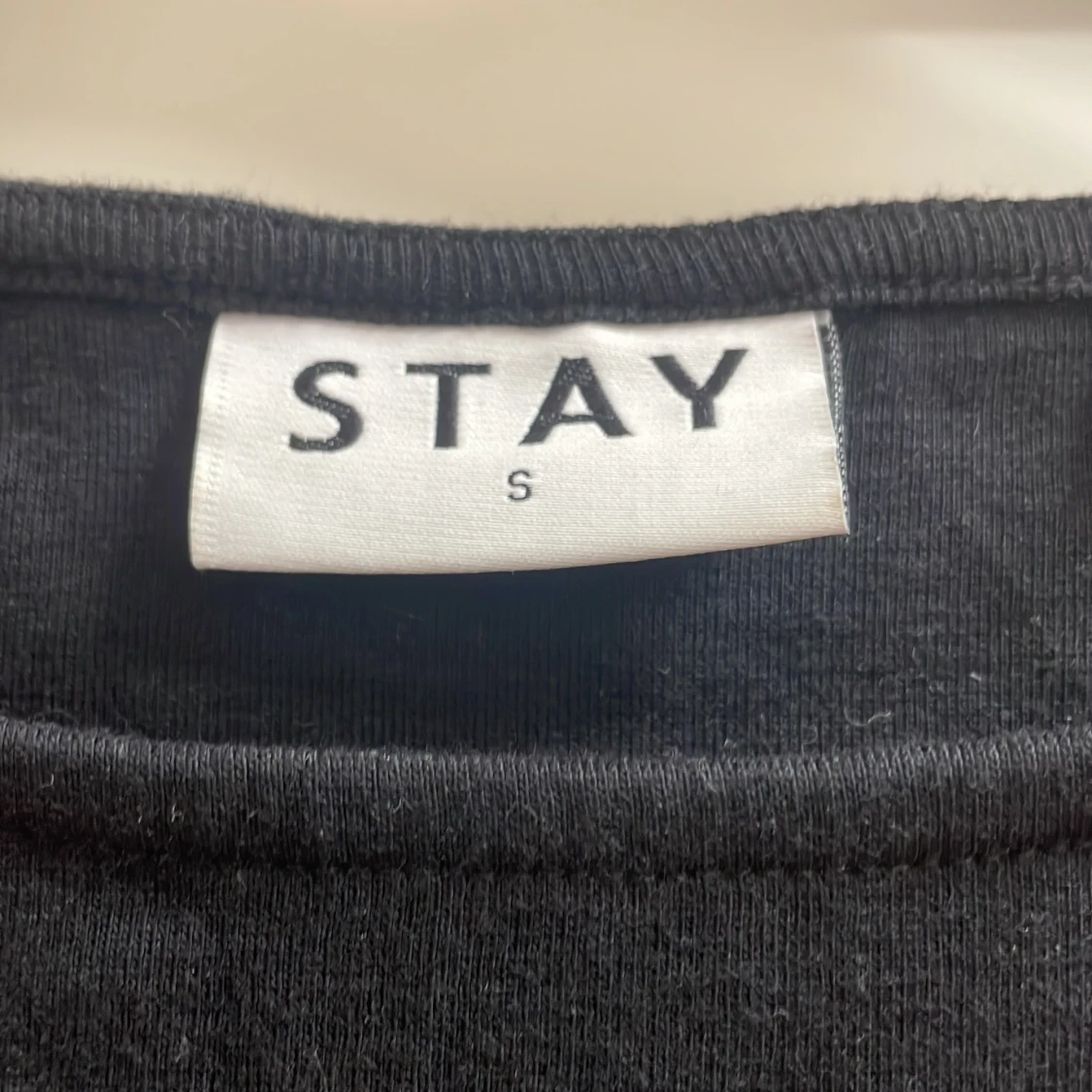 Svart långärmad topp med stenar  - 2