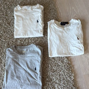 Ralph Lauren t-shirt i bomull - Tre klassiska t-shirts från Ralph Lauren, två vita och en grå, alla med den ikoniska broderade loggan på bröstet. Pris kan diskuteras