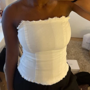 Vit jeans tubtopp med råa kanter - Strl S