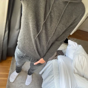 Kashmir tröja - Säljer snygg grå kashmir tröja🤙🏼.                         Riktigt skön passform - passar en mellan 165 o 175 cm🙌🏽.   Skick 9/10✨