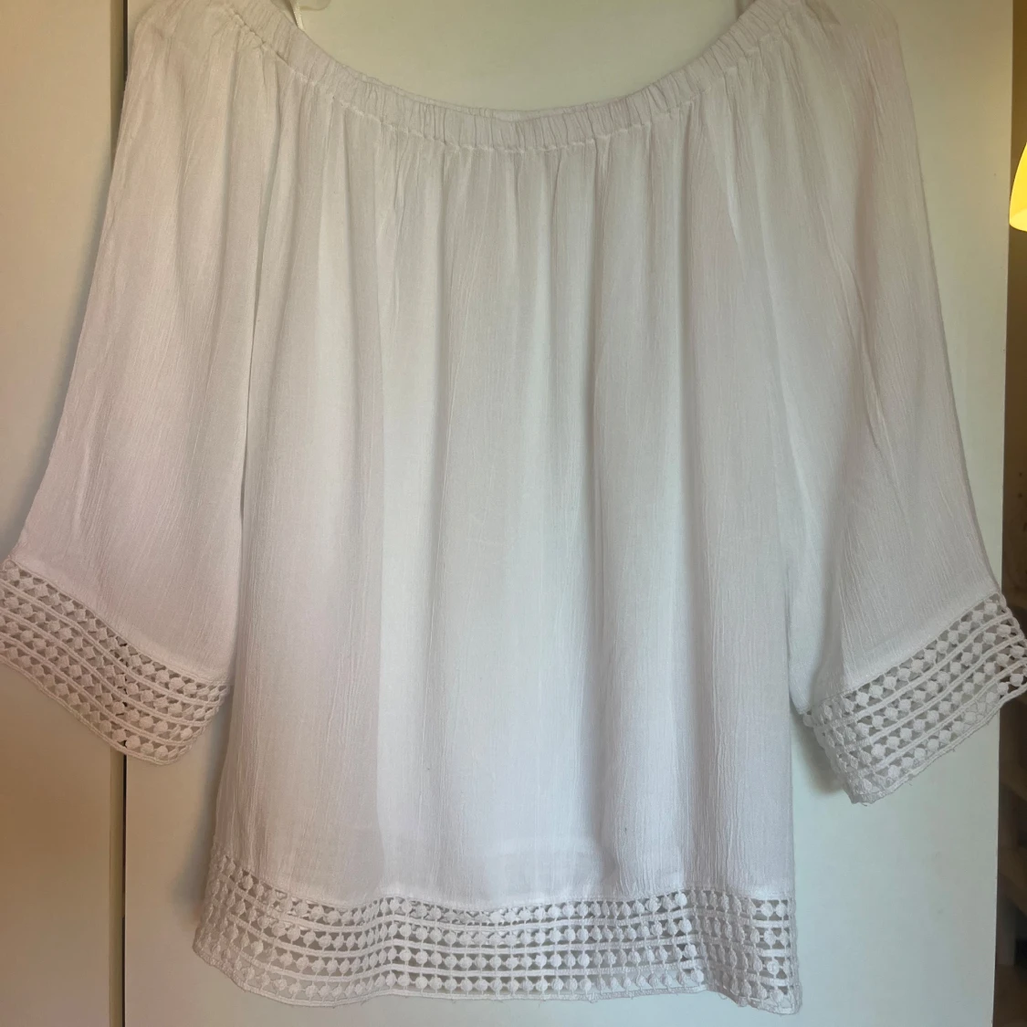 Vit off shoulder blus