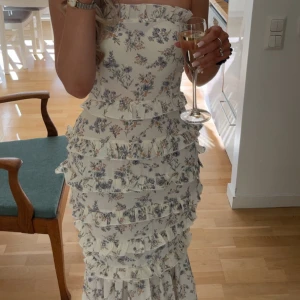 Blommig klänning - Superfin och drömmig maxiklänning från boohoo i storlek S! Den är i helt nytt skick.