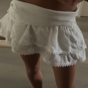 Zara volang kjol - En kjol från Zara som jag viker ner för att göra den kortare! Jätte fin under stickade tröjor 🩷storlek Xs