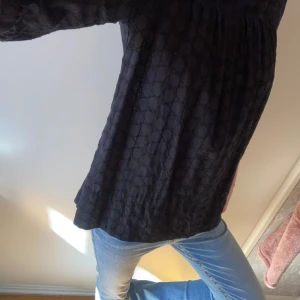 Svart blus trekvart  - Supersöt svart blus med broderat cirkelmönster och trekvartsärm. Blusen har en lös passform och på mig som är xs men är i normal S i storleken🍓☺️
