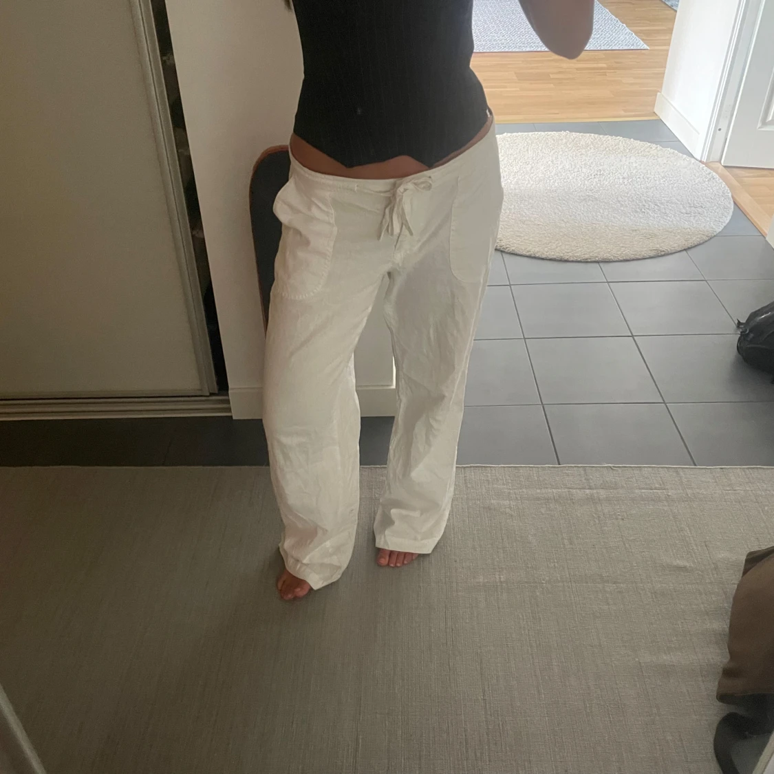 Vita linnebyxor med snörning