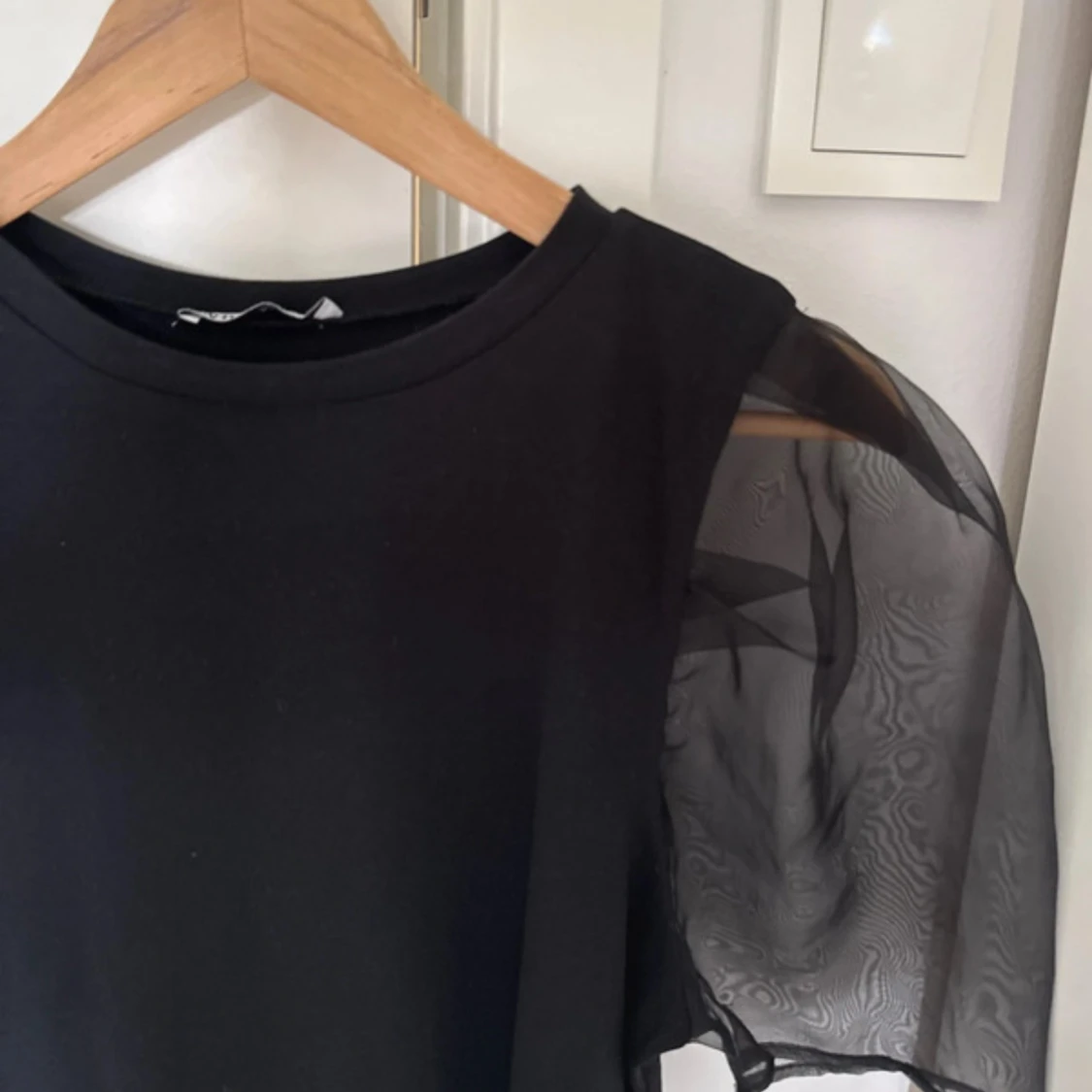 Svart topp med puffärmar från Zara - 2