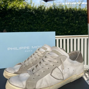 Philippe Model sneakers  - Säljer nu mina sjukt snygga vita sneakers från Philippe Model med gråa mockadetaljer. Jag köpte de 2023 för 3600kr på Philippe models egna hemsida. Men nu efter 2 år då de endast stått i skohyllan och samlat damm så har jag bestämt mig för att sälja de. Pågrund av de defekter som tillkommit av användningen (slit på sula och läder) så är mitt pris 1300kr eftersom att de fortfarande är i bra skick. Men priset är inte hugget i sten så det är bara att komma med bud så ska vi säkert kunna lösa något.