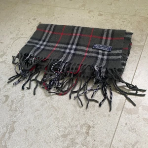 Burberry Halsduk  - Hej, nu säljer jag en burberry scarf perfekt skick inga tydliga defekter på användning. Den är äkta men inget kvitto eller något följer med tyvärr. Halsduken är i materialet: 100% Kashmir. Normal i storleken och passar perfekt till alla. Pris går att diskutera vid snabb affär. Skriv till mig vid minsta lilla funderingen 😊 , Mvh Stylespotresell 