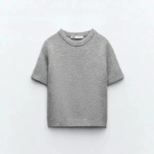 Grå stickad kortärmad tröja från Zara - Säljer en trendig grå stickad tröja från Zara i storlek M men skulle säga att den passar bättre på S. Tröjan har korta ärmar, rund hals och är tillverkad i mjukt stickat material. Perfekt nu inför hösten. Enkel och clean design som funkar till jeans eller kjol. Säljer då den inte kommer till använding, använd ca 3 gånger.