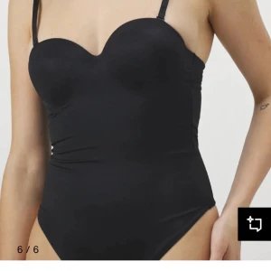 Svart body  - Intressekoll på min snygga svarta body från Dorina, storlek 75B o använd en gång! 🩷 