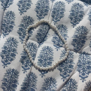 Pärl halsband  - Säljer detta pärlhalsbandet perfekt till bikini eller för att piffa upp en outfit. 