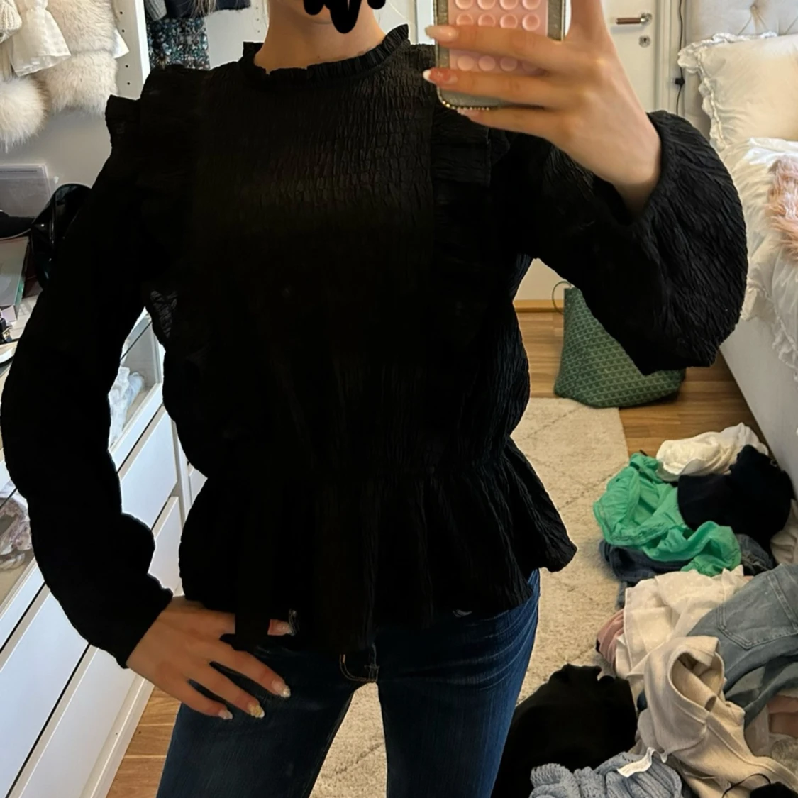 Svart blus med volanger från Lindex - 1