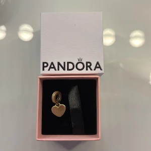 Pandora berlock  - Gyldigt hjärt berlock från Pandora använd men fint skick! Köpt i deras butik för 650kr🩷