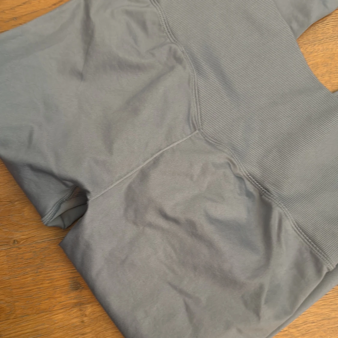 Grå leggings från Drop of Mindfulness - 1