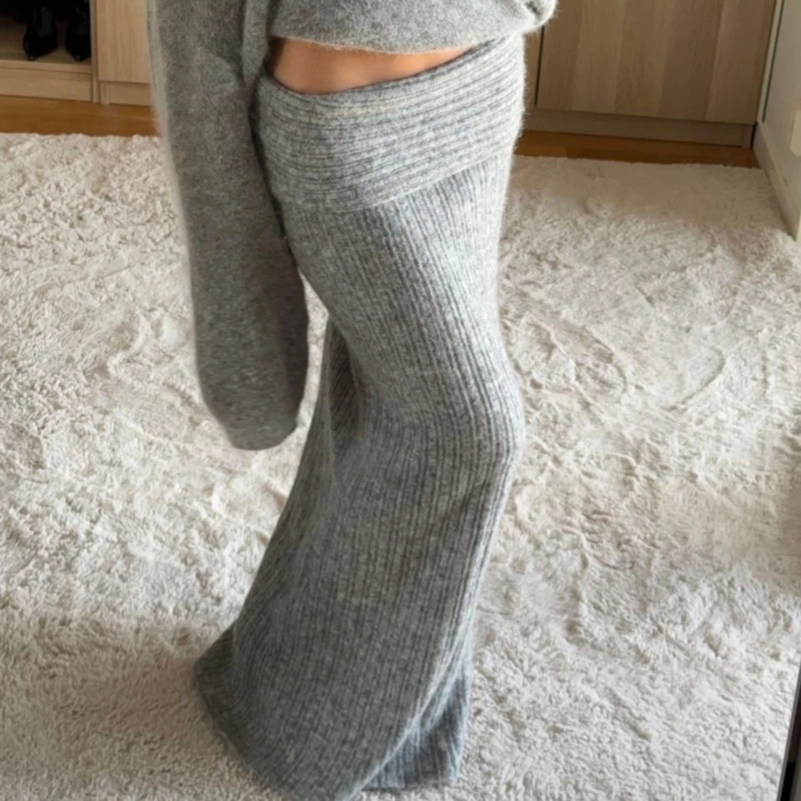 Grå ribbstickad kjol