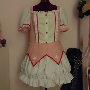 Madoka Kaname cosplay - Köpt secondhand, Ingen storlekslapp men förra ägaren sa L/XL. Små justeringar såsom uppklippt resår i ärmarna för bättre passform och fin spets på hjärtat i ryggen har gjorts. Ingen peruk medföljer. Bilderna är tagna med en fluffig petticoat under, denna följer inte med men jag rekommenderar att ha en under för att få den se fin ut. Byter gärna mot en likadan i storlek M eller en pjsk cosplay. Vill gärna sälja snabbt då jag kanske syr in den. Skriv järna om du har några frågor🩷