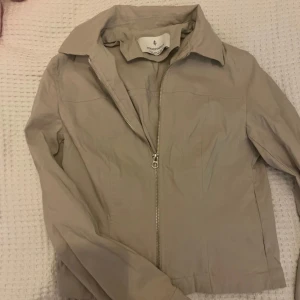 trenchcoat! - aldrig använd. superfin till vår/sommar🩷