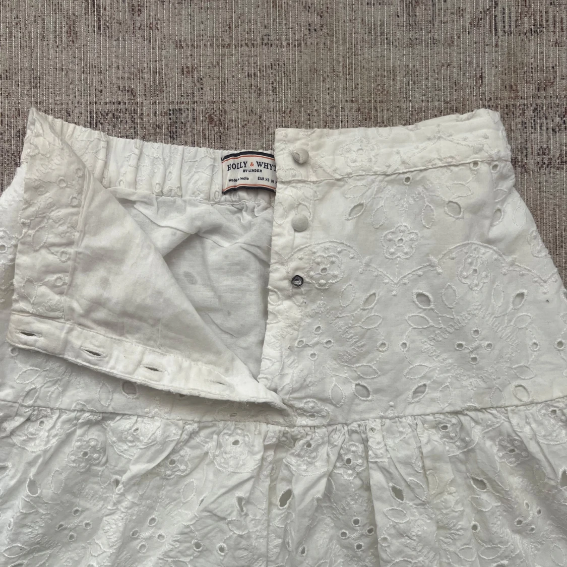 Vit broderad kjol från Holly & Whyte - 2