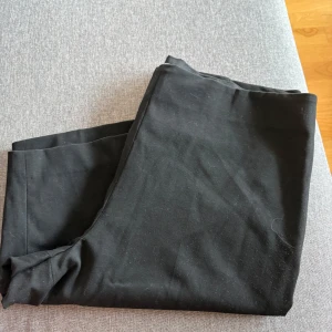 Svarta kostymbyxor från H&M XL - Svarta kostymbyxor från H&M i storlek XL. Byxorna har en klassisk rak passform och är tillverkade i ett mjukt tyg som känns bekvämt hela dagen. Perfekta för en clean och stilren look.