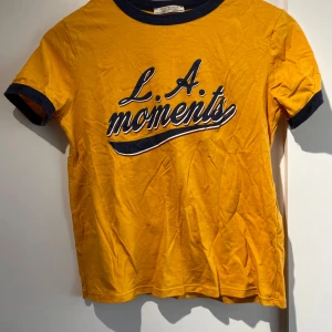 Gul t-shirt Zara Trafaluc  - Söt T-shirt från Zara som är i gott skick💞
