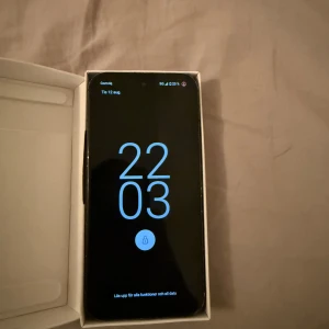 Google Pixel 8A - En repa på framsidan men knappt synlig annars som ny, med helt nytt batteri.