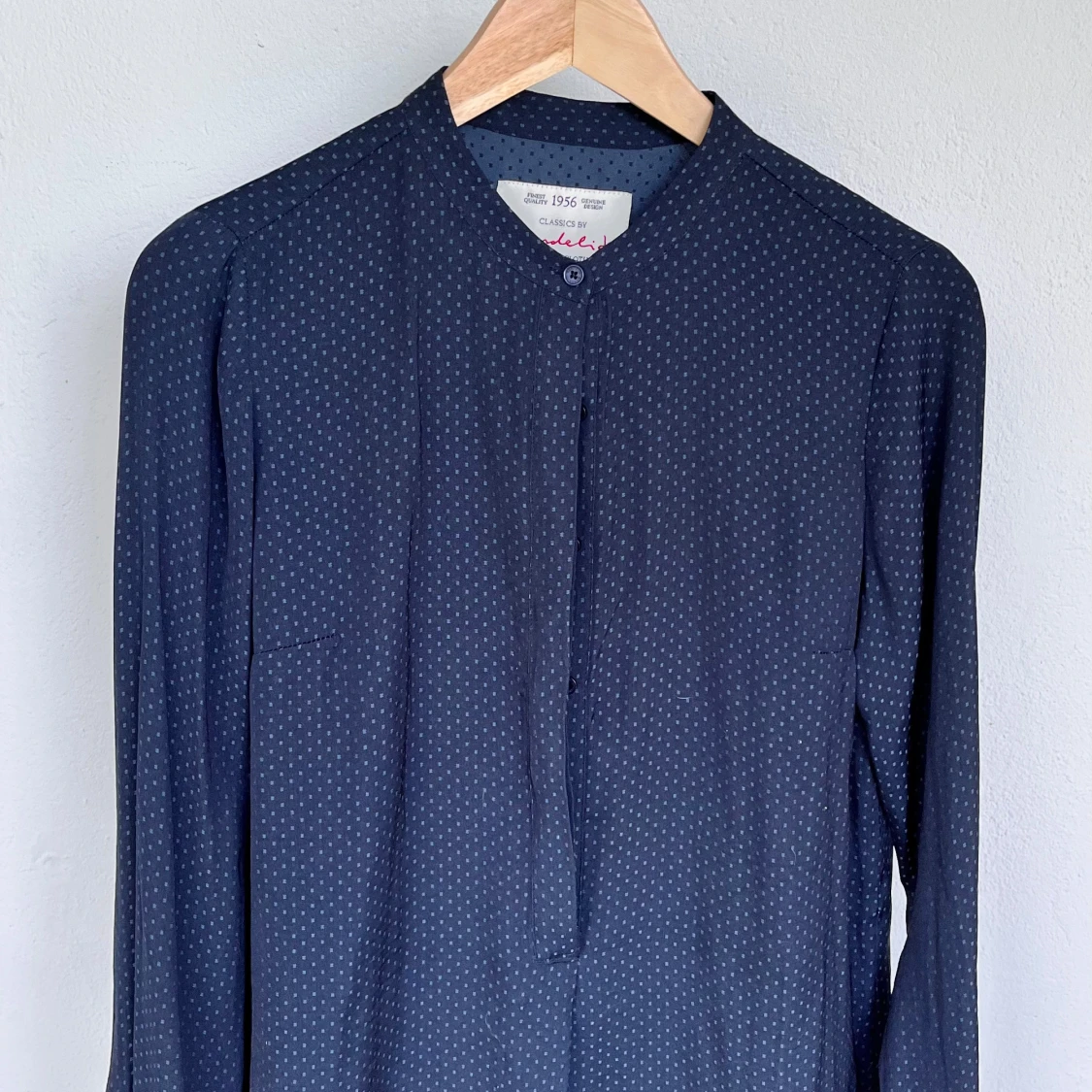 Mörkblå prickig skjorta Bondelid