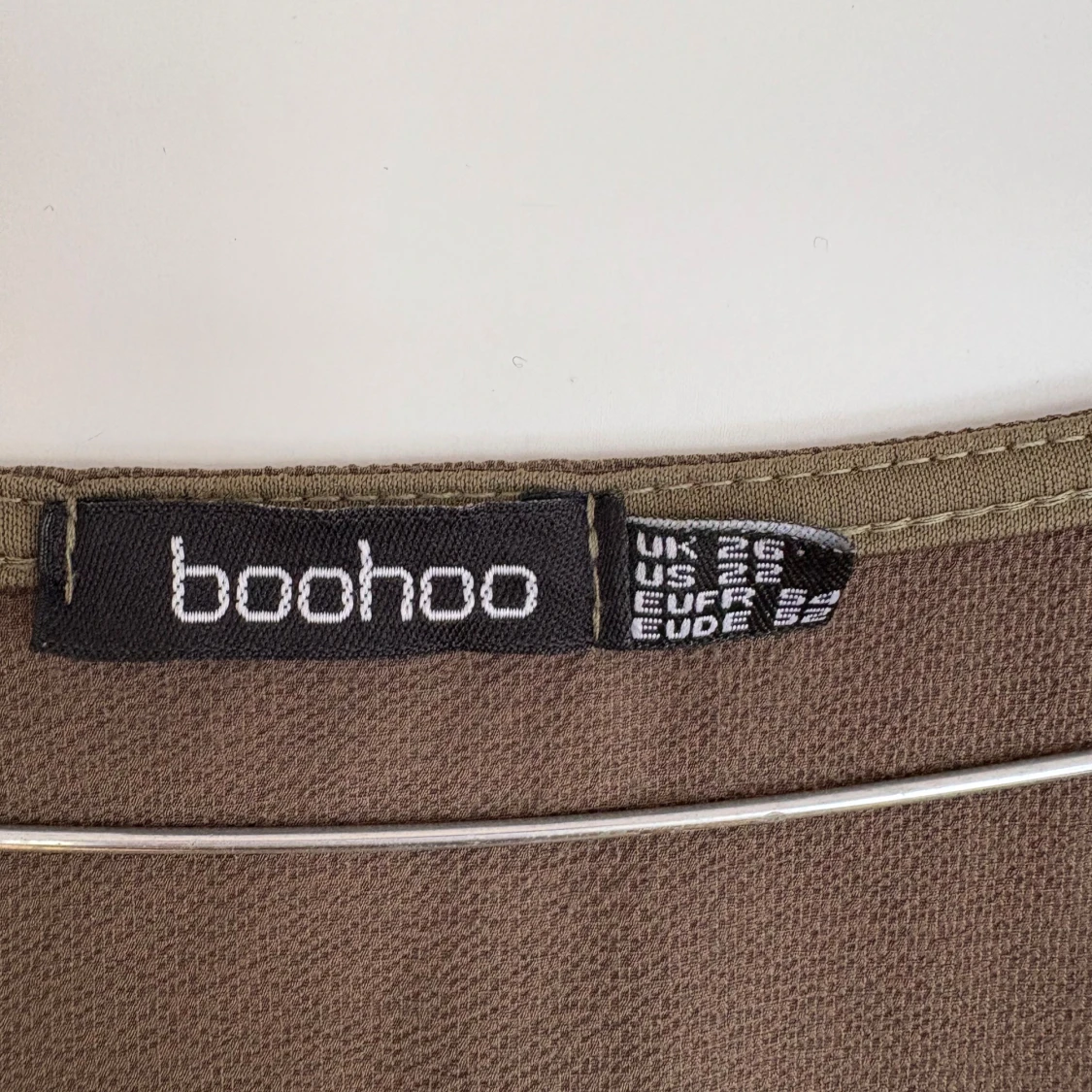 Brun omlottklänning från Boohoo - 3