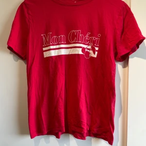 Röd Mon Chéri t-shirt från Gina Tricot - Söt T-shirt som har används en del men är i gott skick💞