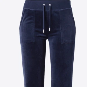 Juciy Couture - Snygga mörkblåa juciy byxor, använda några gånger men annars helt nya. 