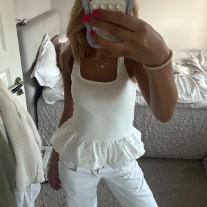 Vit linnetopp med volangkant - Supersöt vit linnetopp, aldrig andvänt i helt nytt skick! 