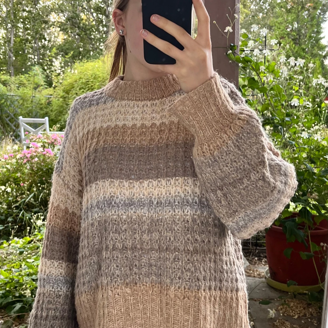 Randig stickad tröja i beige och brunt - 1