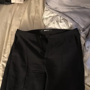 Kostymbyxor  - Högmidja kostymbyxor, litet märke vid knät inget man tänker på 