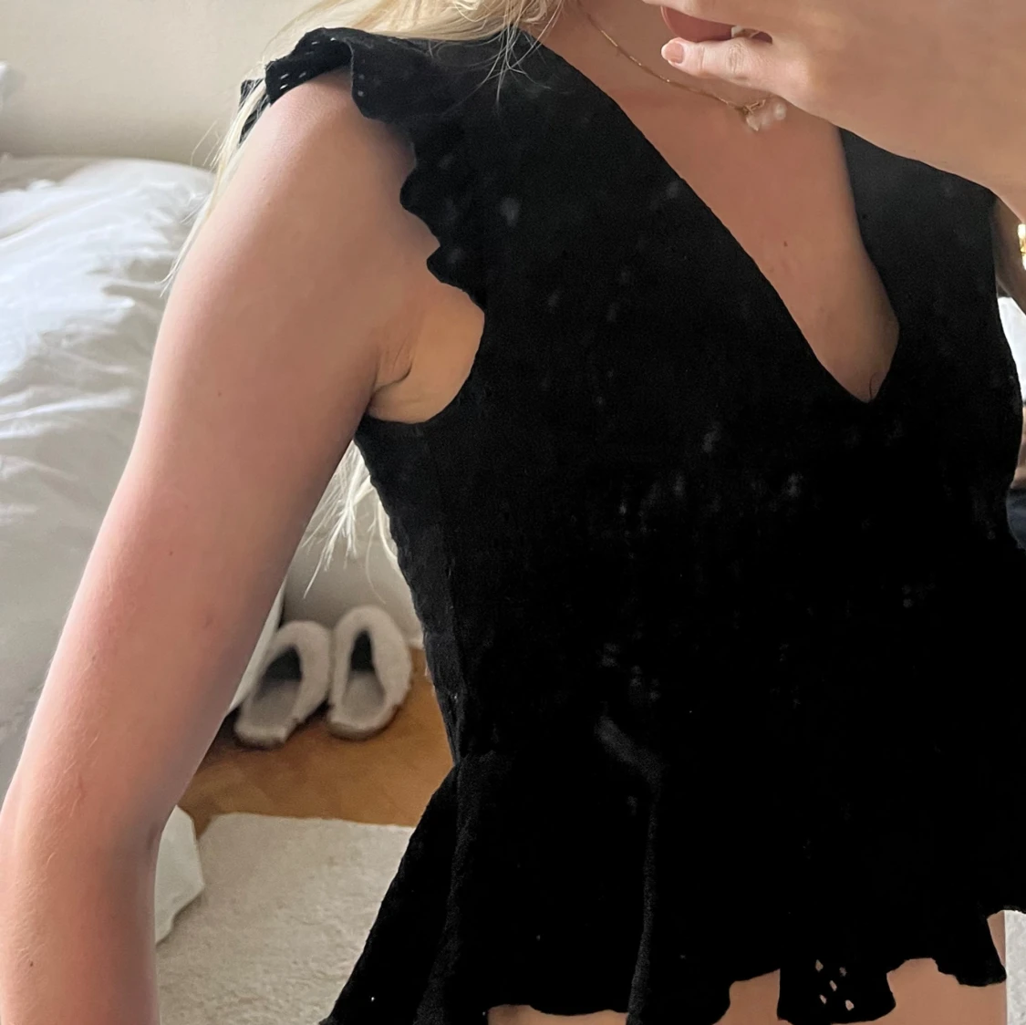 Svart volangblus med v-ringning - 1