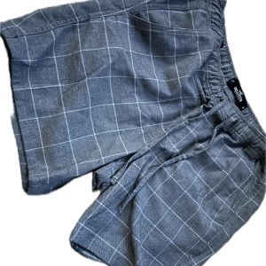 Hollister shorts  - Snygga grå rutiga shorts från Hollister – perfekt balans mellan avslappnad och stilren. Sköna att bära med mjuk bomullskänsla och klassiskt rutmönster som passar både till vardag och sommarens alla tillfällen. Inga fläckar eller slitage – redo för en ny ägare!