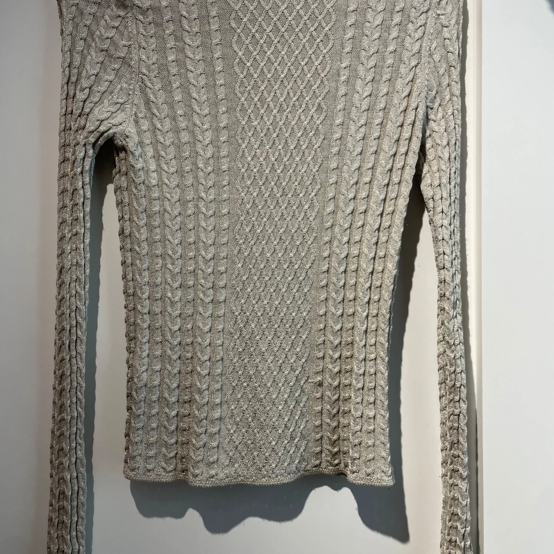 Beige stickad kofta med volang från Zara - 1