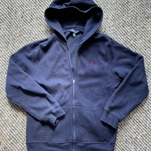 Marinblå Ralph Lauren zip hoodie - Klassisk marinblå Ralph Lauren zip hoodie med den klassiska röda Ralph Lauren loggan. Riktigt fet🔥