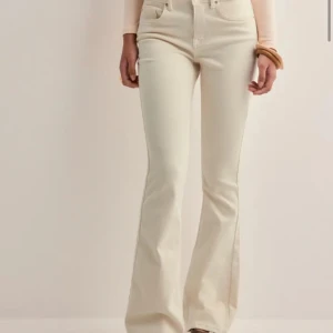 Lågmidjade Bootcut jeans - Lågmidjade Bootcut jeans från vero Moda, köpta från Nelly. Knappt använda så de är i superbra skick! Storlek S/34 