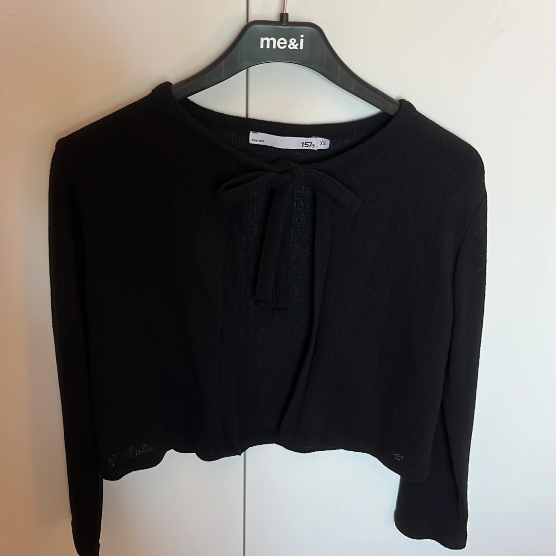 Svart kofta med knyt från 157